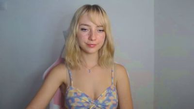 LuciaAdorable live cam on Cam4