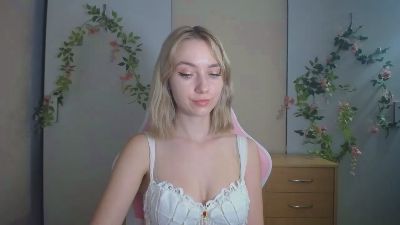 LuciaAdorable live cam on Cam4