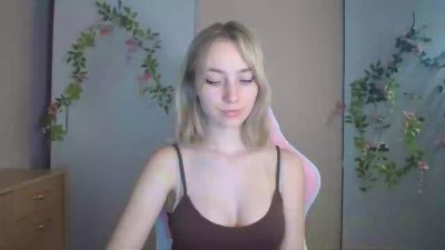 LuciaAdorable live cam on Cam4