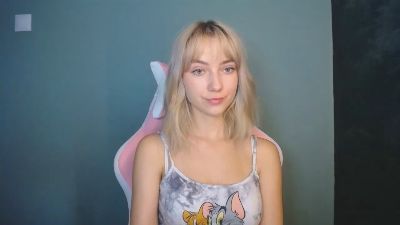 LuciaAdorable live cam on Cam4