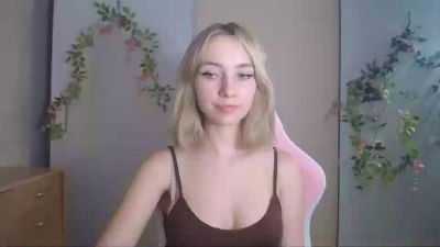 LuciaAdorable live cam on Cam4