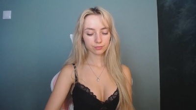 LuciaAdorable live cam on Cam4