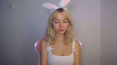 LuciaAdorable live cam on Cam4