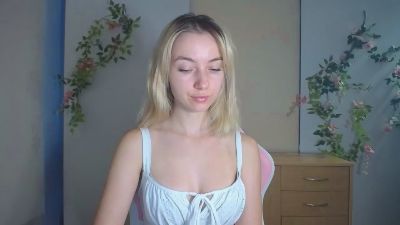 LuciaAdorable live cam on Cam4
