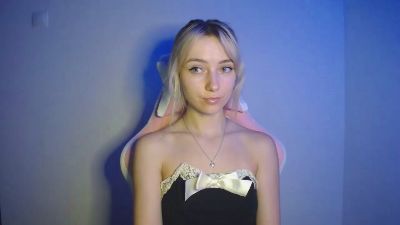 LuciaAdorable live cam on Cam4