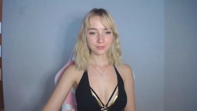 LuciaAdorable live cam on Cam4