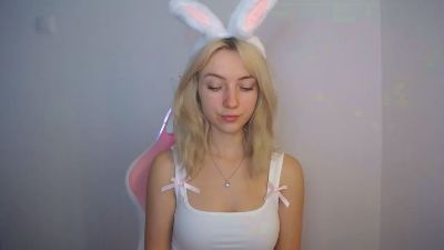 LuciaAdorable live cam on Cam4