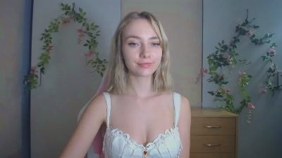 LuciaAdorable live cam on Cam4