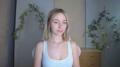 LuciaAdorable live cam on Cam4