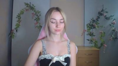 LuciaAdorable live cam on Cam4