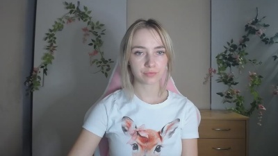 LuciaAdorable live cam on Cam4