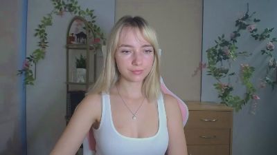 LuciaAdorable live cam on Cam4