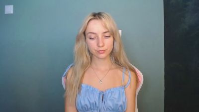 LuciaAdorable live cam on Cam4