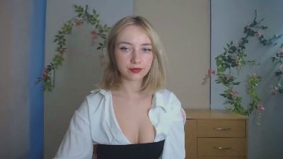 LuciaAdorable live cam on Cam4