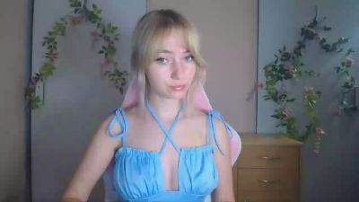 LuciaAdorable live cam on Cam4