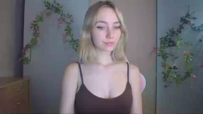 LuciaAdorable live cam on Cam4
