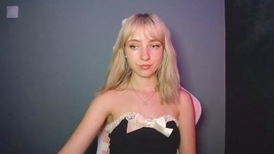 LuciaAdorable live cam on Cam4
