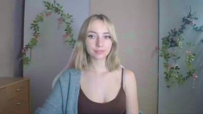 LuciaAdorable live cam on Cam4