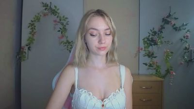 LuciaAdorable live cam on Cam4