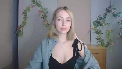 LuciaAdorable live cam on Cam4