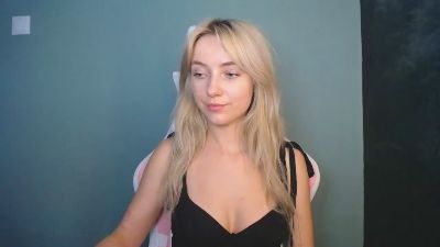 LuciaAdorable live cam on Cam4