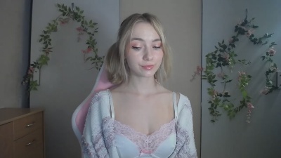 LuciaAdorable live cam on Cam4