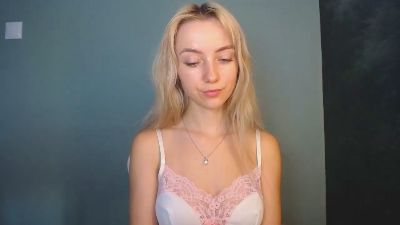 LuciaAdorable live cam on Cam4
