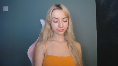 LuciaAdorable live cam on Cam4