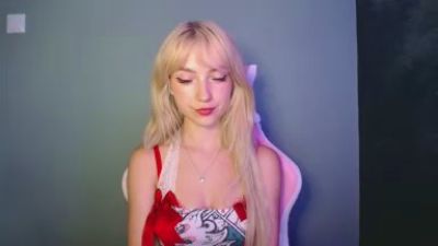 LuciaAdorable live cam on Cam4