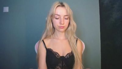 LuciaAdorable live cam on Cam4