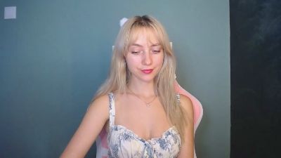 LuciaAdorable live cam on Cam4