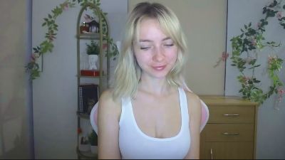 LuciaAdorable live cam on Cam4
