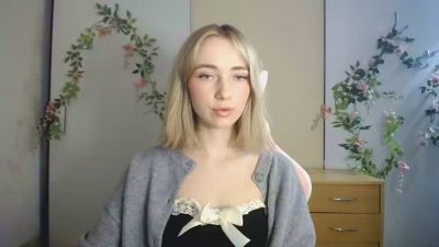 LuciaAdorable live cam on Cam4