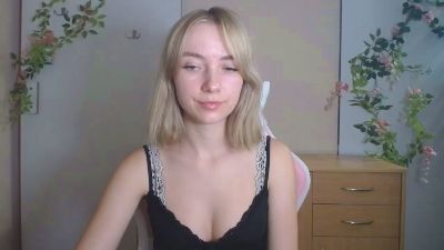 LuciaAdorable live cam on Cam4