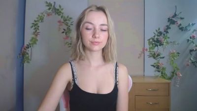 LuciaAdorable live cam on Cam4