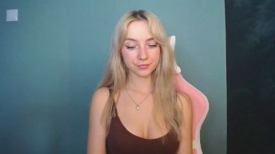 LuciaAdorable live cam on Cam4