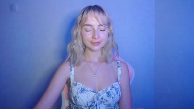 LuciaAdorable live cam on Cam4