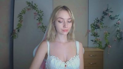 LuciaAdorable live cam on Cam4