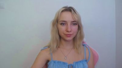 LuciaAdorable live cam on Cam4