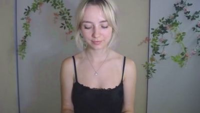 LuciaAdorable live cam on Cam4