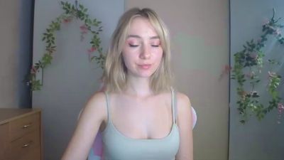 LuciaAdorable live cam on Cam4