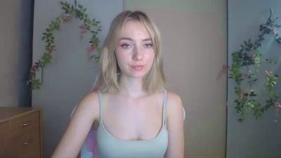 LuciaAdorable live cam on Cam4
