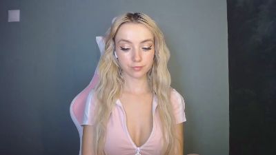 LuciaAdorable live cam on Cam4