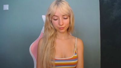 LuciaAdorable live cam on Cam4