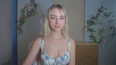 LuciaAdorable live cam on Cam4