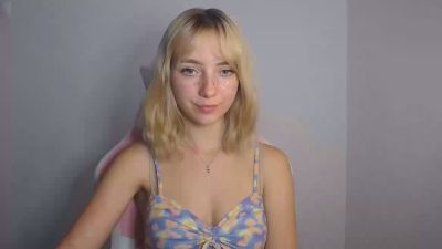 LuciaAdorable live cam on Cam4