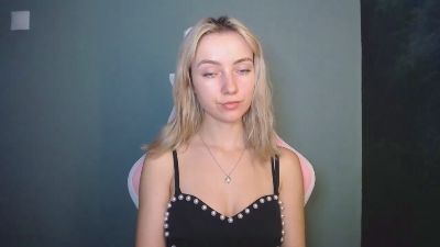 LuciaAdorable live cam on Cam4
