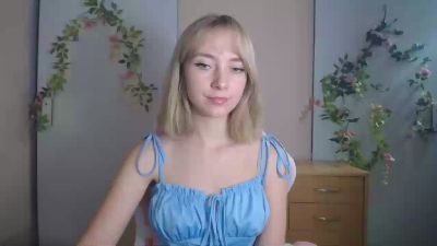 LuciaAdorable live cam on Cam4