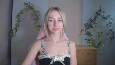 LuciaAdorable live cam on Cam4