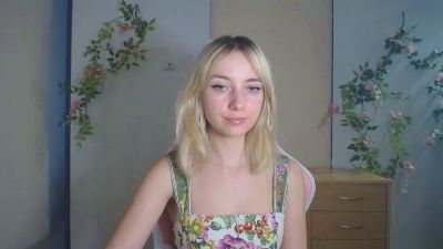 LuciaAdorable live cam on Cam4